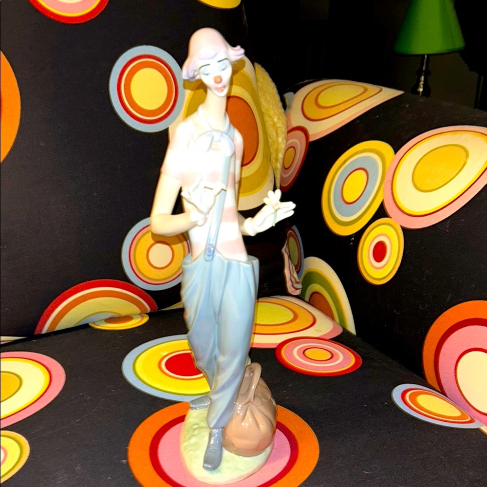 Lladro Elegant Porcelain Clown Figurine with Flower and suitcase